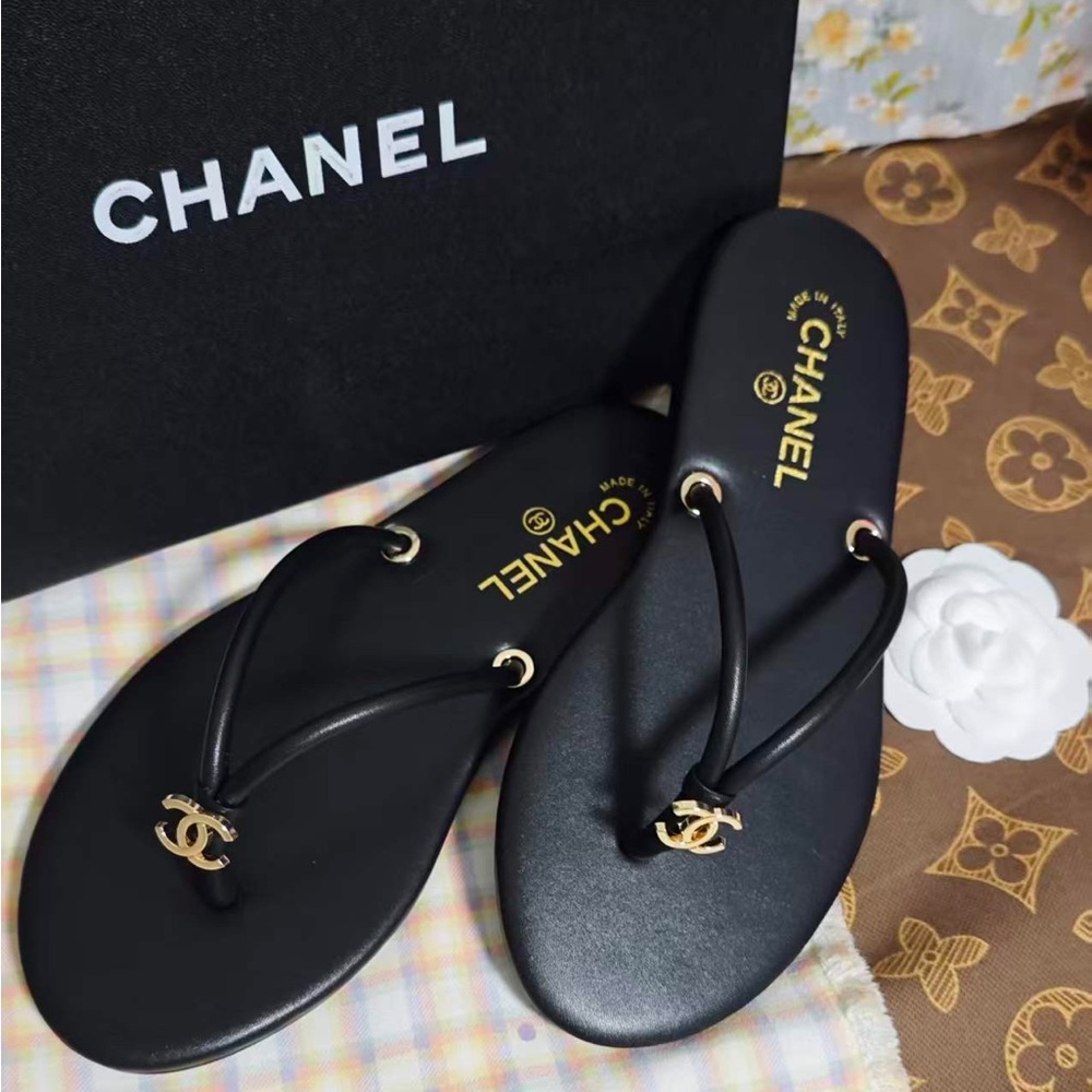 Women’s Chanel sandals 🩴 with box